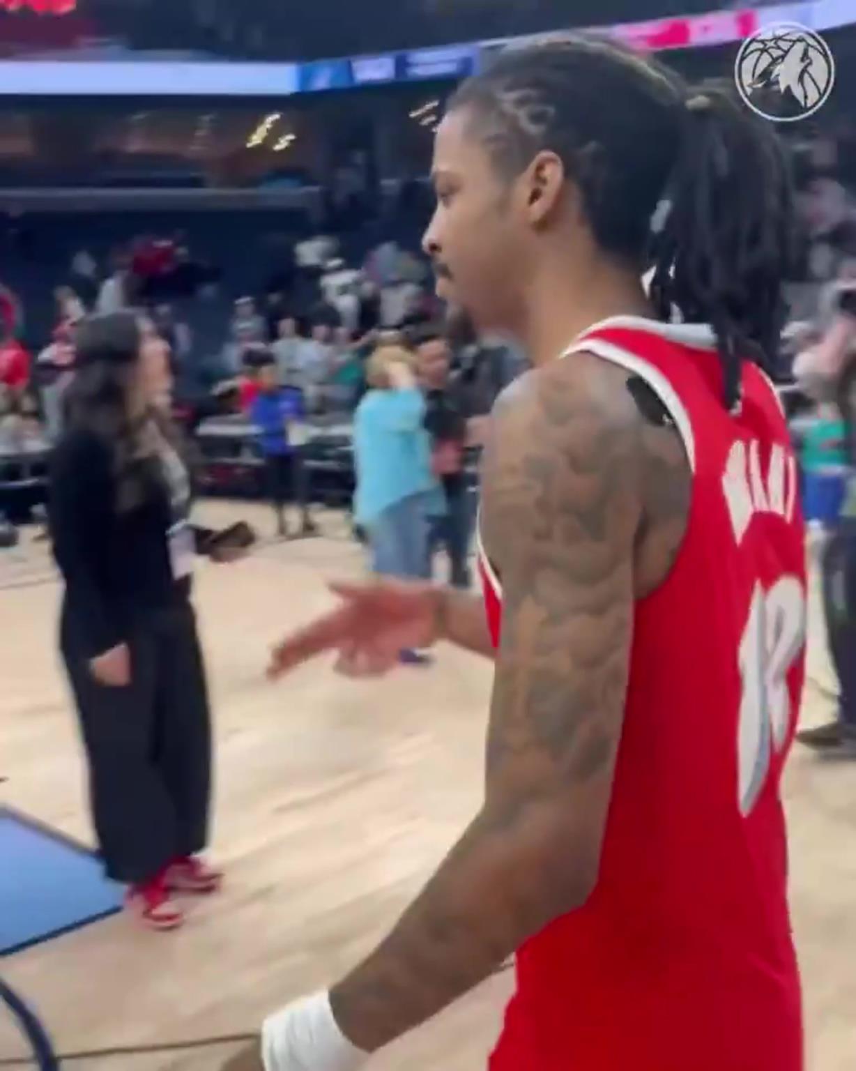 笑死！莫蘭特賽后與華子握手，竟然也是比出“手槍”的手勢(shì)