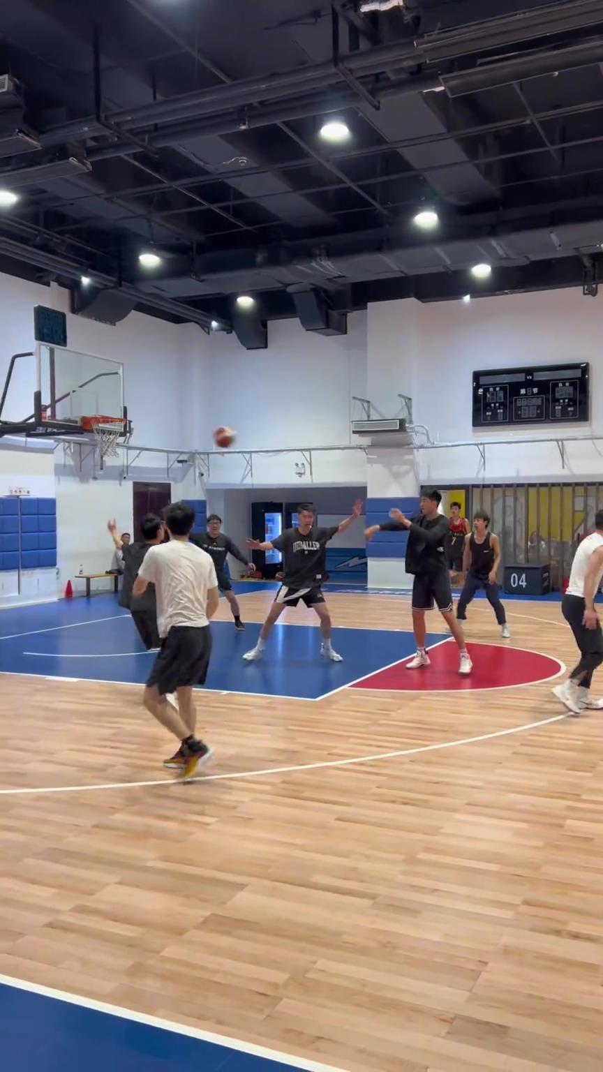 對(duì)手回家后：老婆，我今天在野球場(chǎng)匹配到巔峰馬刺隊(duì)了！