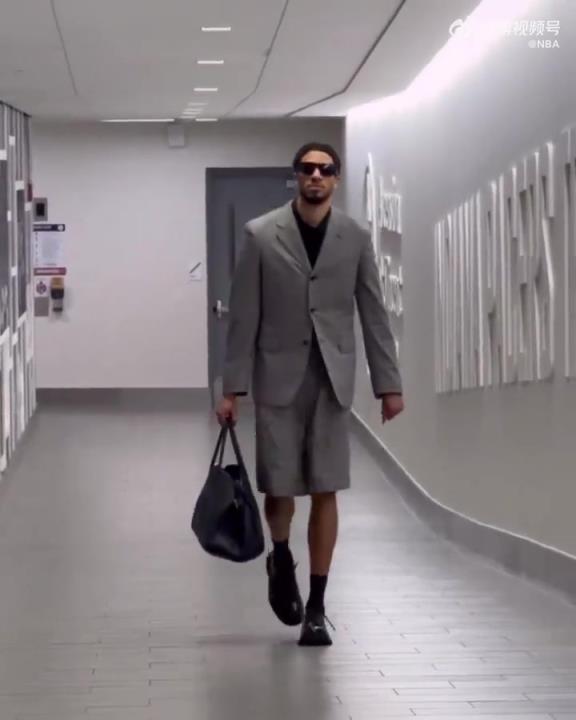 時(shí)尚潮男！哈利今日一身灰西裝短褲墨鏡搭配入場(chǎng) 腿真細(xì)！