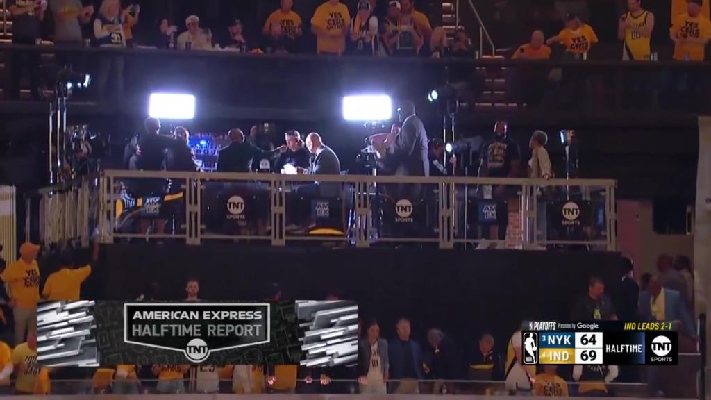 啊？轉(zhuǎn)播鏡頭給到解說看臺，奧尼爾居然抱著一個人在彎舉