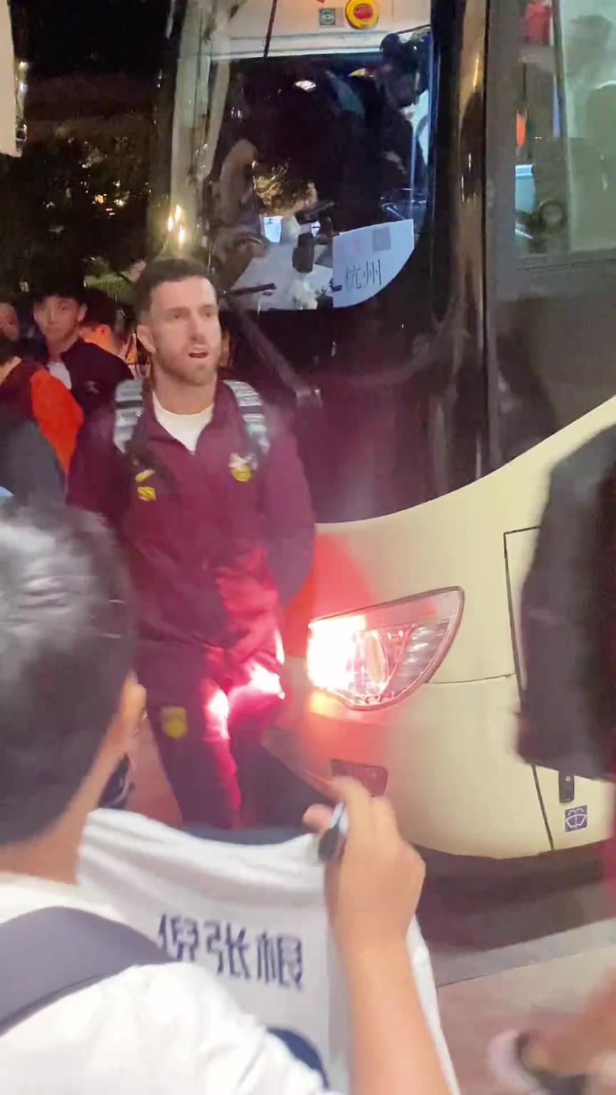 韋世豪嚇得箭步逃跑！國足深夜到酒店差點被摁在車頭不讓走