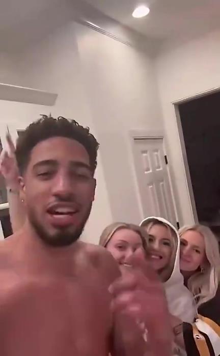 今日怒砍歷史級三雙！哈利此前光著膀子與三位金發(fā)美女同框