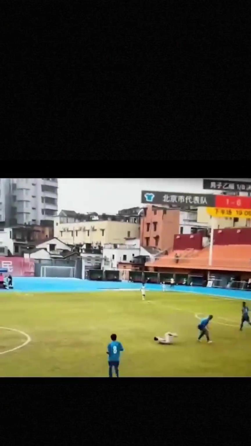 太可怕了！全運(yùn)會驚現(xiàn)殺人足球，球員將對手直接踢骨折