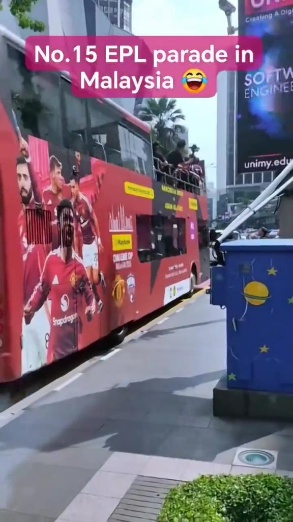 游街示眾？曼聯(lián)在馬來(lái)西亞街頭大巴游行，球迷笑噴
