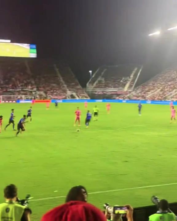 梅老板為了給蘇亞雷斯送個(gè)助攻，也是拼了啊