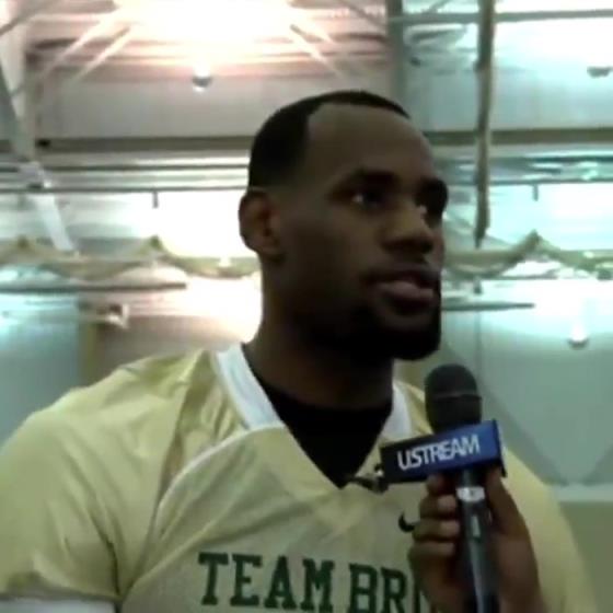 哥兩個(gè)還會(huì)這個(gè)??？11年NBA停擺期間老詹和阿杜組隊(duì)玩橄欖球