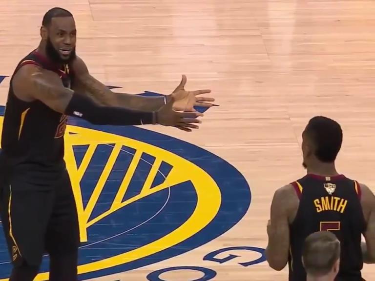 名場(chǎng)面！JR搶下關(guān)鍵籃板沒(méi)看表，老詹質(zhì)問(wèn)JR為何傳球