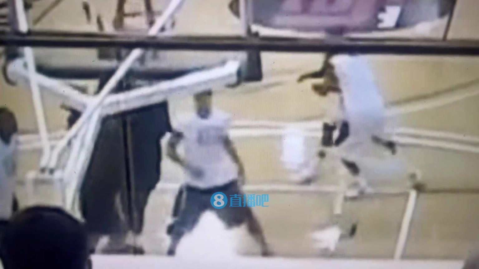 引熱議！美媒翻舊賬：當年詹姆斯被大學生隔扣，耐克沒收了錄像帶