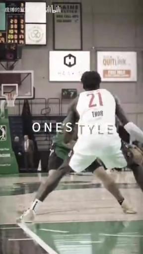 正統(tǒng)美式后衛(wèi)！JD戴維森炒菜后低手合球，對抗上籃打進！