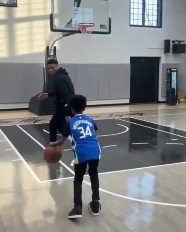 交易價值急劇下降！字母哥和小球迷單挑被當面絕殺