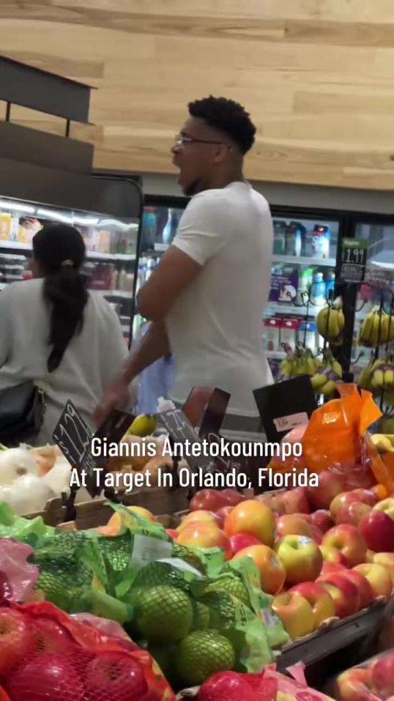 好男人?。∽帜父缭趭W蘭多度假 陪妻子一起逛超市