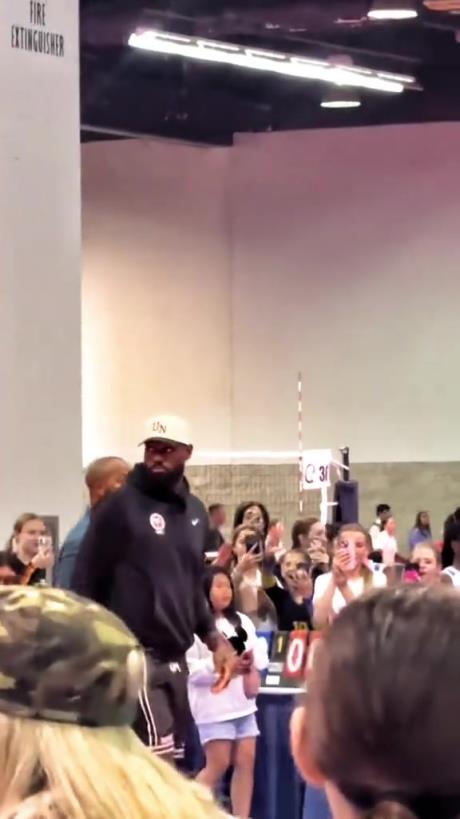 什么是巨星?。≌材匪宫F(xiàn)身排球場(chǎng)被小球迷包圍 這就是行走的流量