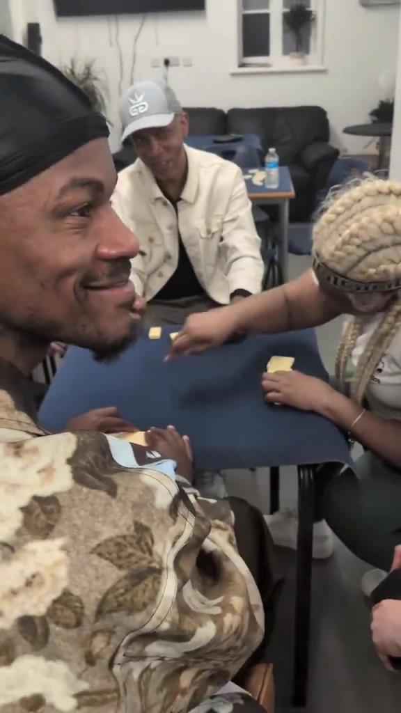 想找到巴特勒很簡(jiǎn)單，因?yàn)樗辉诨@球場(chǎng)，就在棋牌室