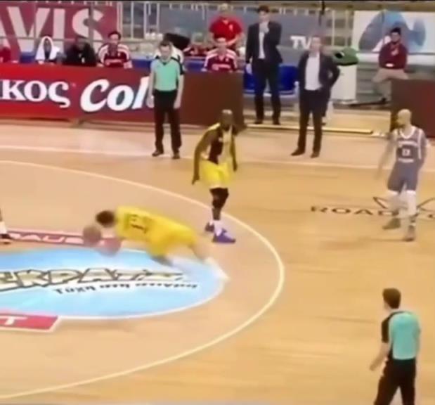 下地真快！搶斷這哥們兒多少是有點(diǎn)門(mén)將基礎(chǔ)